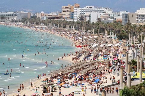 Die Playa de Palma, hier der Abschnitt vor S'Arenal, ist der Hauptstrand auf Mallorca.