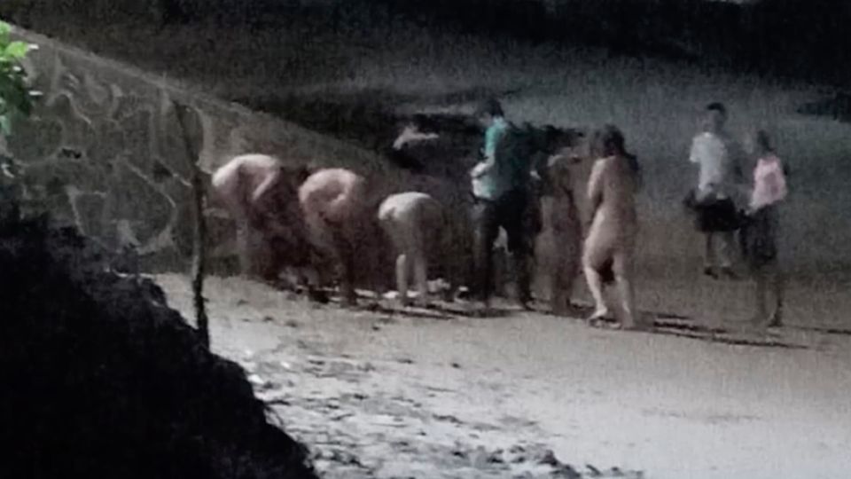 Polizei lässt nackte Touristen über den Strand laufen