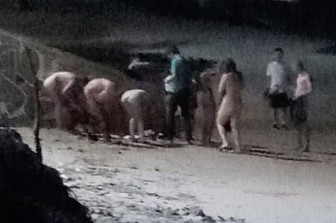 Polizei lässt nackte Touristen über den Strand laufen