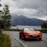 Der Fahrer flitzt nur wenige Zentimeter über den Asphalt