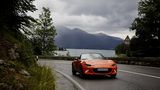 Der Fahrer flitzt nur wenige Zentimeter über den Asphalt