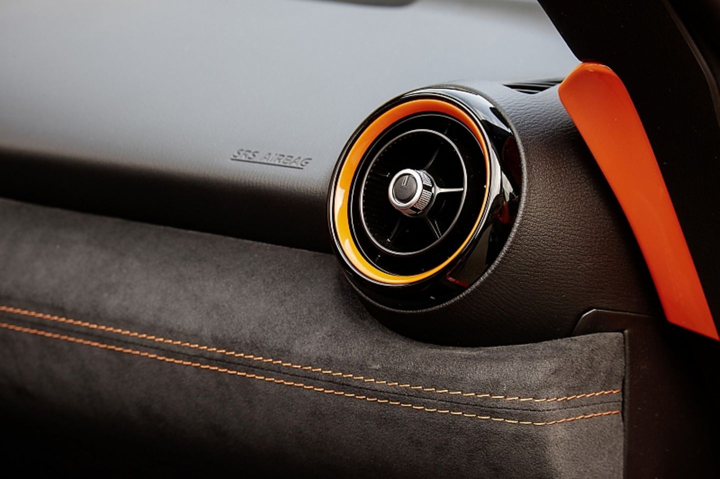 Auch die Lufteinlässe sind in der Sonderfarbe "Racing Orange" lackiert