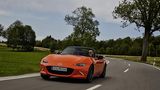 Nach 6,5 Sekunden erreicht das Mazda MX-5 Jubiläumsmodell 2019 die 100 km/h Marke