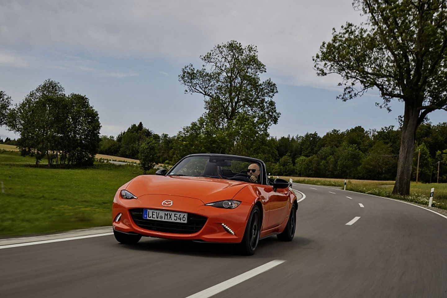 Nach 6,5 Sekunden erreicht das Mazda MX-5 Jubiläumsmodell 2019 die 100 km/h Marke