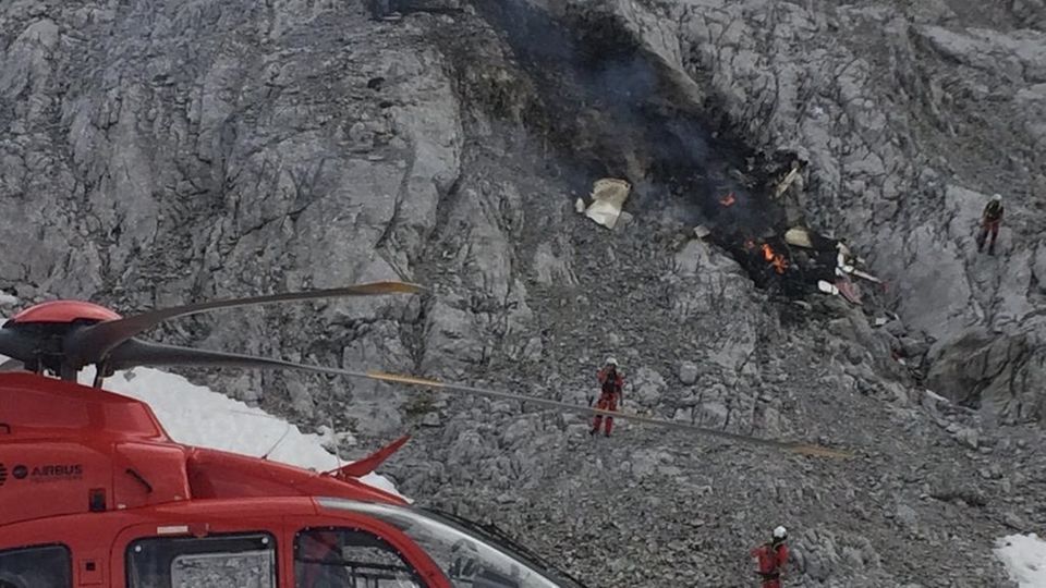 Rettungskräfte stehen an der Absturzstelle des Kleinflugzeuges in der Leutasch in Tirol. Rettungskräfte stehen an der Absturzstelle des Kleinflugzeuges in der Leutasch in Tirol.