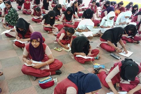Abgebildet ist eine Prüfungssituation an einer Schule in Kerala.