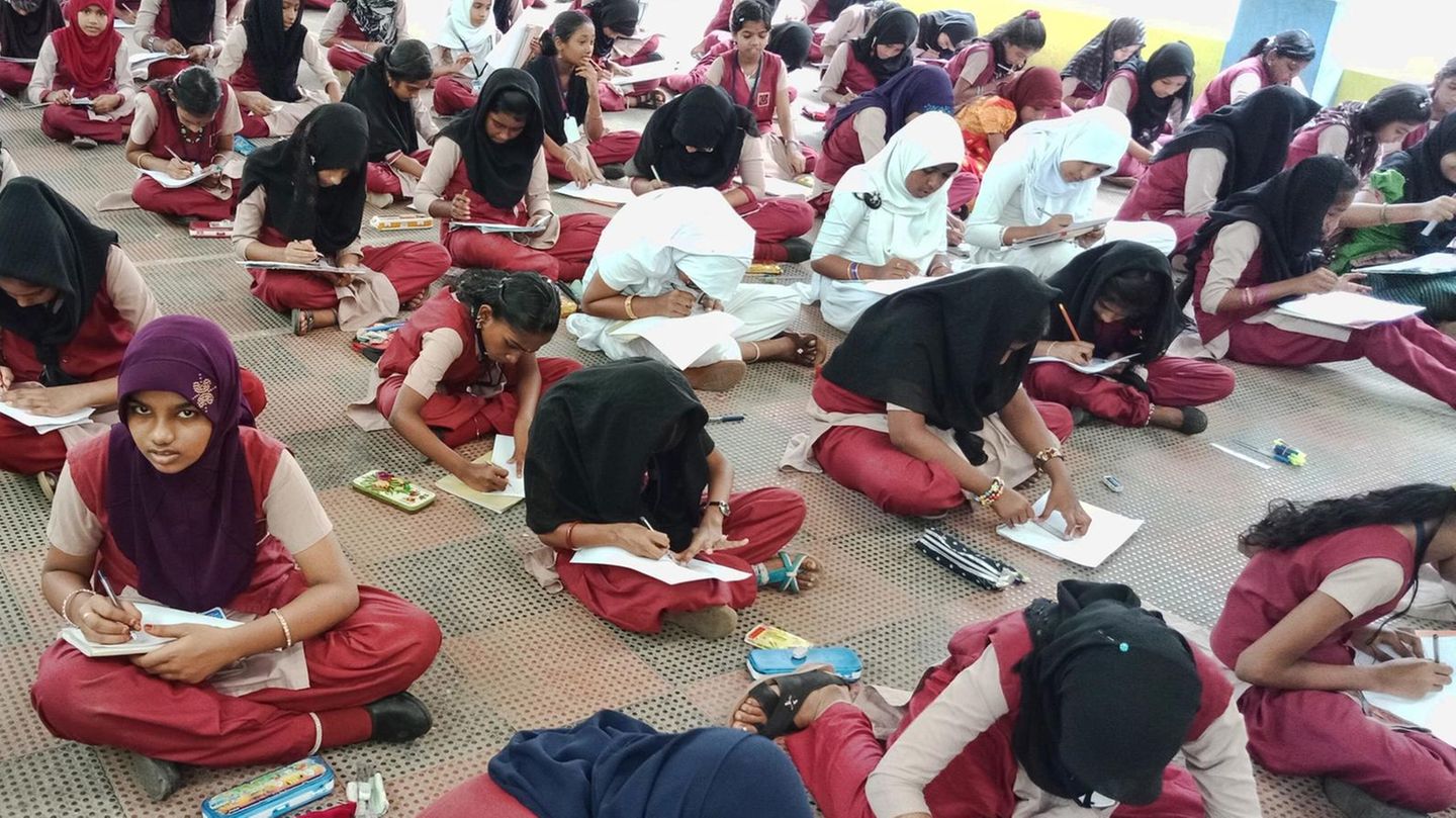 Abgebildet ist eine Prüfungssituation an einer Schule in Kerala.