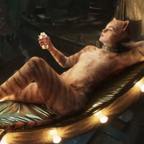 Taylor Swift liegt im "Cats"-Film als rot getigerte Katze in einer Hängematte