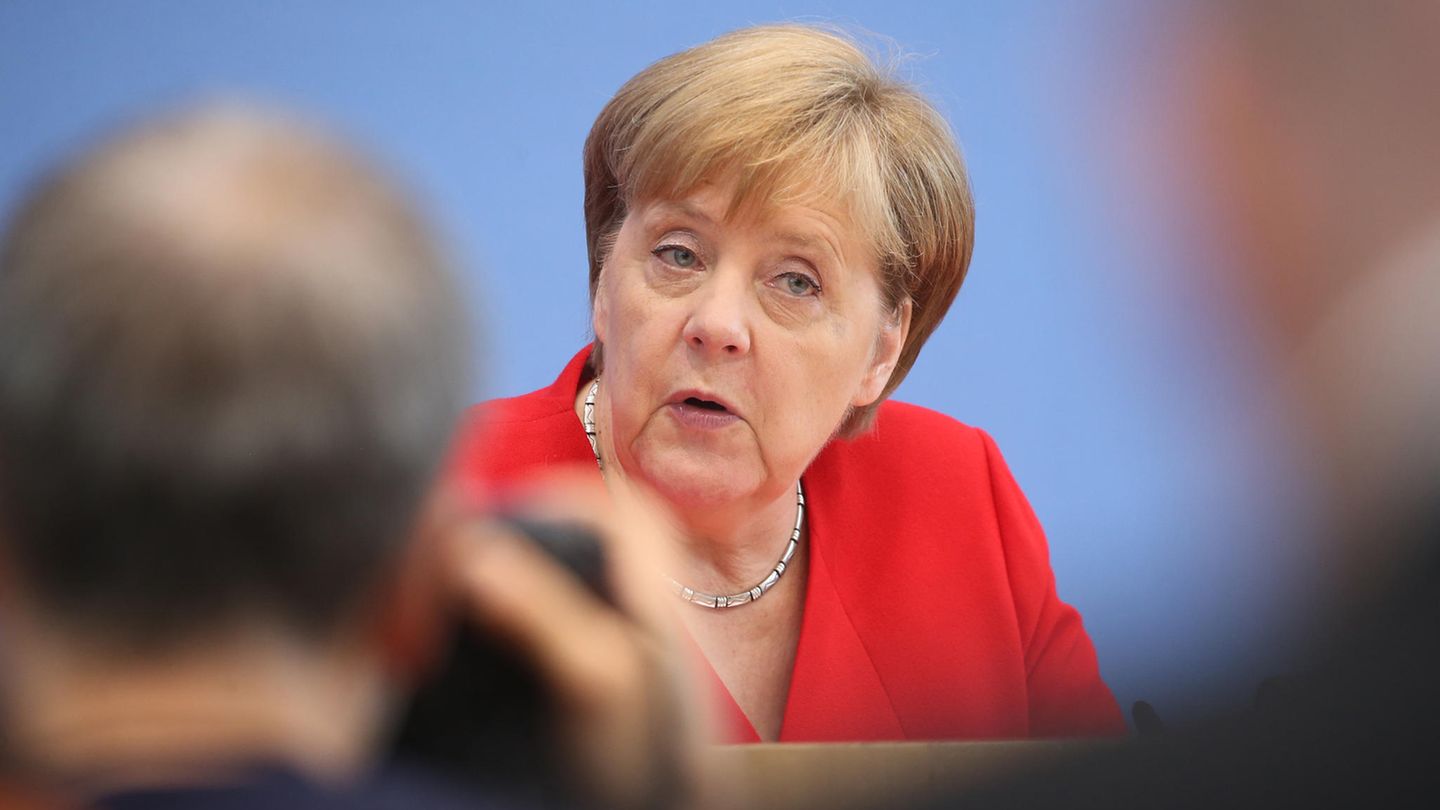 Angela Merkel spricht auf der alljährlichen Sommer-Pressekonferenz zu Journalisten