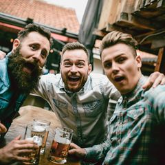 Männer mit Bier