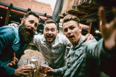 Männer mit Bier