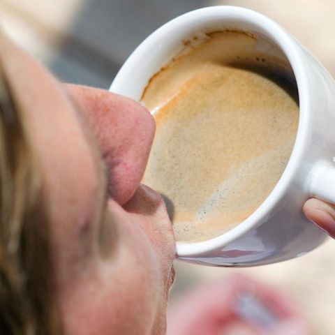 Eine Frau trinkt eine Tasse Kaffee
