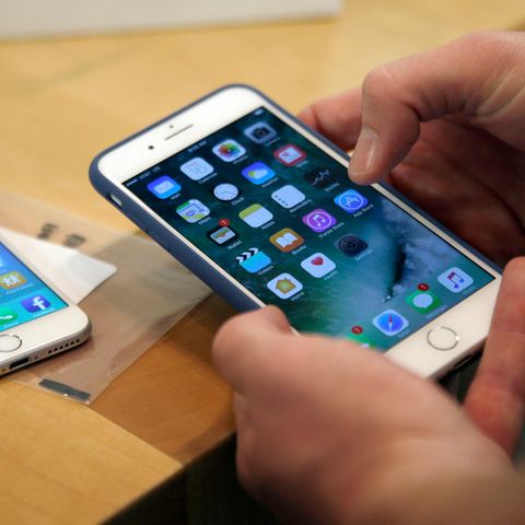 Ein Mensch hält ein iPhone in der Hand
