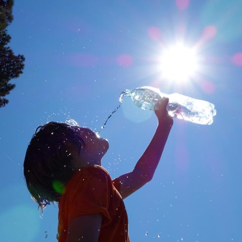 Hitzewelle: Ein Kind trinkt Wasser