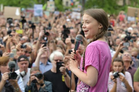 20. Juli 2019  Greta Thunberg fordert in Berlin schnelles Handeln der Politik in der Klimakrise  Die schwedische Klimaaktivistin Greta Thunberg hat bei einer Kundgebung der Fridays-for-Future-Bewegung in Berlin ein schnelles Handeln in der Klimakrise gefordert. Vor mehreren tausend Teilnehmern im Invalidenpark in Berlin-Mitte rief sie Politiker, Wirtschafts- und Medienvertreter am Freitag dazu auf, sich noch stärker für den Klimaschutz einzusetzen. "Für uns junge Menschen reicht die Zeit nicht mehr, um erwachsen zu werden und die Verantwortung zu übernehmen. Es muss jetzt sofort etwas passieren."