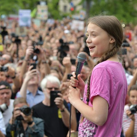 20. Juli 2019  Greta Thunberg fordert in Berlin schnelles Handeln der Politik in der Klimakrise  Die schwedische Klimaaktivistin Greta Thunberg hat bei einer Kundgebung der Fridays-for-Future-Bewegung in Berlin ein schnelles Handeln in der Klimakrise gefordert. Vor mehreren tausend Teilnehmern im Invalidenpark in Berlin-Mitte rief sie Politiker, Wirtschafts- und Medienvertreter am Freitag dazu auf, sich noch stärker für den Klimaschutz einzusetzen. "Für uns junge Menschen reicht die Zeit nicht mehr, um erwachsen zu werden und die Verantwortung zu übernehmen. Es muss jetzt sofort etwas passieren."