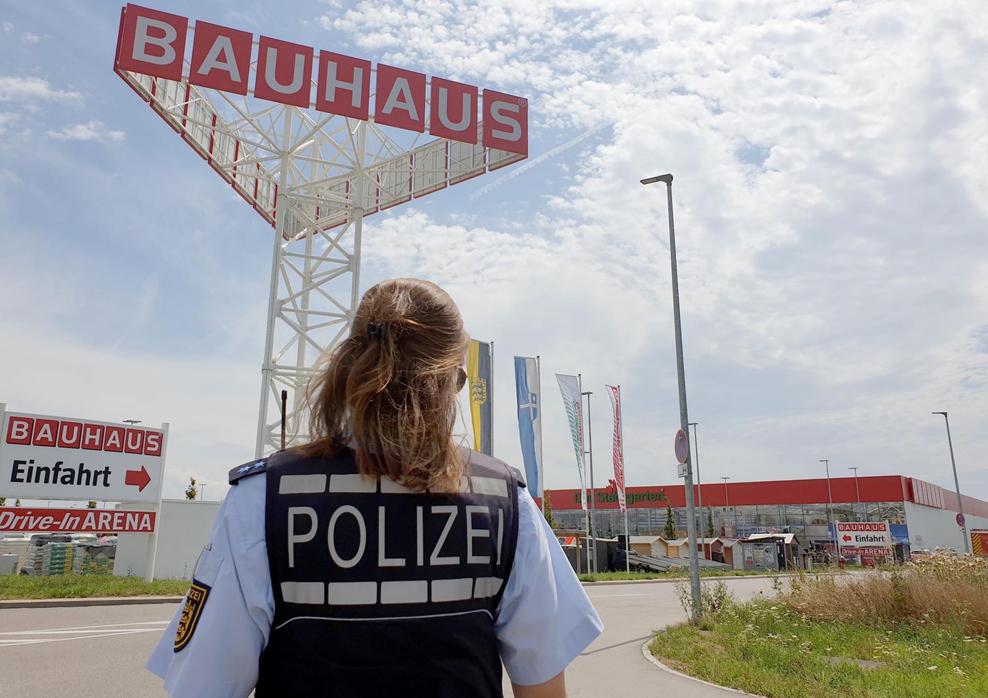  Eine Polizistin steht vor einem Baumarkt der Kette Bauhaus in Bruchsaal, Baden-Württemberg