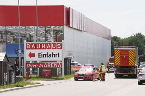 An einem Bauhaus Baumarkt in Bruchsal stehen Einsatzfahrzeuge der Feuerwehr. 