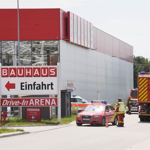An einem Bauhaus Baumarkt in Bruchsal stehen Einsatzfahrzeuge der Feuerwehr. 