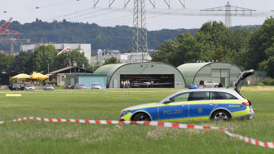 Blick auf den Flugplatz Bruchsal. In der unmittelbaren Nähe ist dort ein Kleinflugzeug auf die Fassade eines Bauhaus Baumarktes gestürzt.