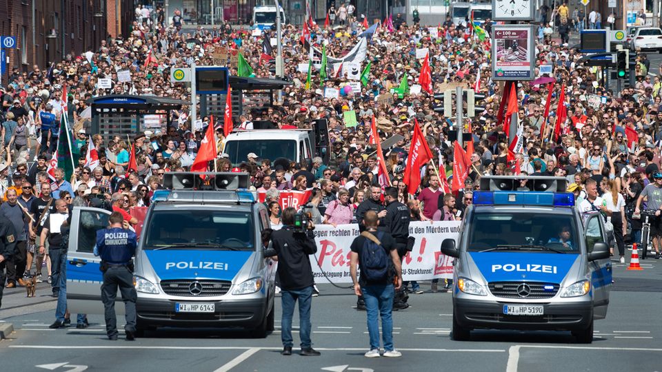 Nach Lübcke-Mord: 10.000 Gegendemonstranten empfangen 120 Rechte Rechtsextremer Aufzug in Kassel: Teilnehmer einer Gegendemo gehen durch die Stadt