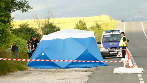 Mordfall Sophia Lösche: Polizisten sichern am Fundort einer Frauenleiche, nahe der Autobahn bei Asparrena, Spuren.