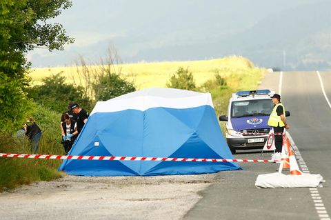 Mordfall Sophia Lösche: Polizisten sichern am Fundort einer Frauenleiche, nahe der Autobahn bei Asparrena, Spuren.