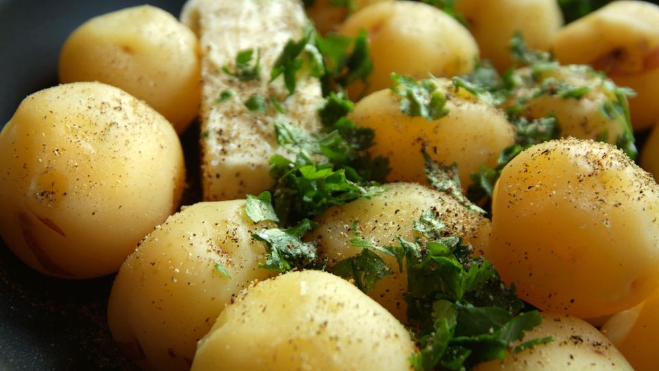 Kalorien und resistente Stärke: Kartoffeln liegen in einer Pfanne