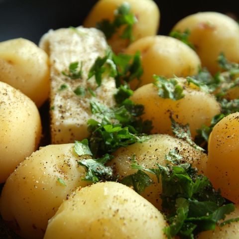Kalorien und resistente Stärke: Kartoffeln liegen in einer Pfanne