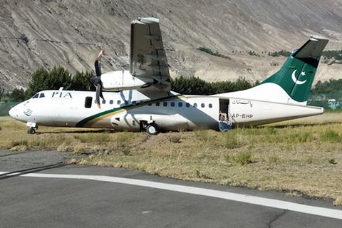 Das in Gilgit Flugzeug vom Typ ATR42 von Pakistan International Airlines