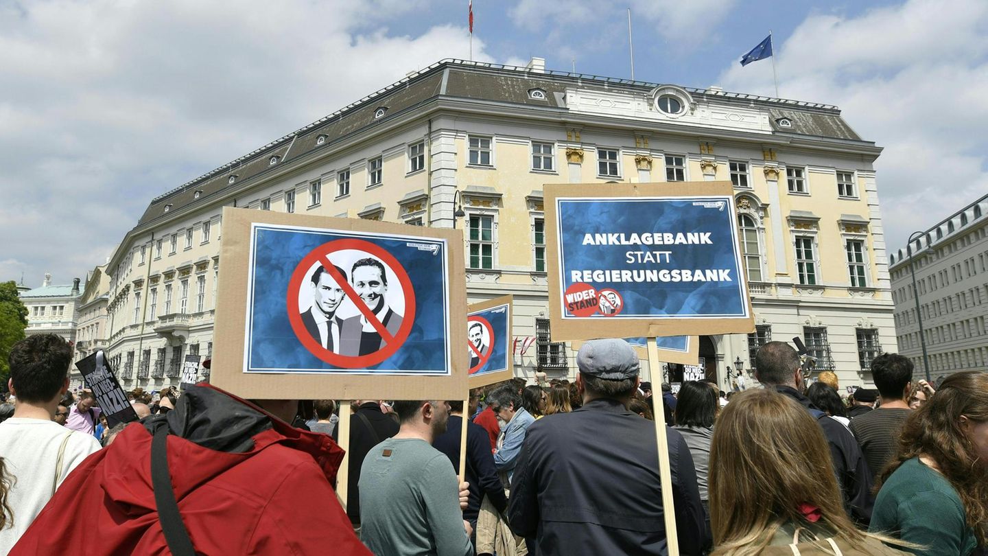 Demonstration im Mai am Ballhausplatz vor dem Bundeskanzleramt in Wien