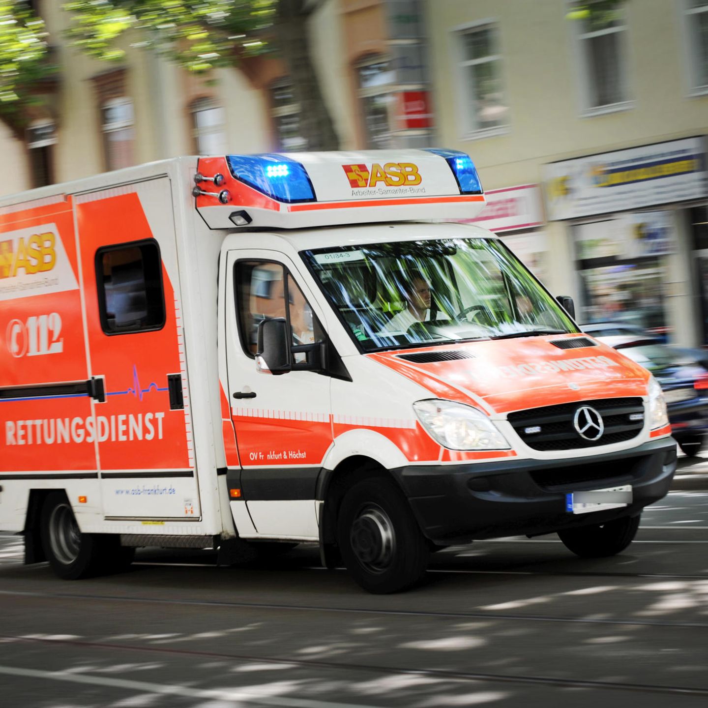 Fassungslos“: Frau will Krankenwagen im Einsatz umparken – weil im Weg