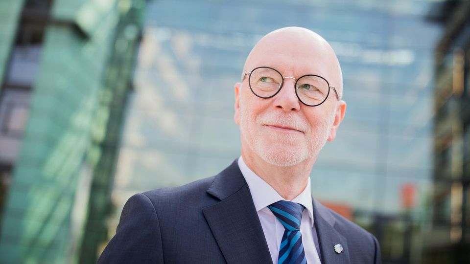 Wegen eines Dieter-Nuhr-Zitats hat Uwe Jacob nun Ärger am Hals Wegen eines Dieter-Nuhr-Zitats hat Uwe Jacob nun Ärger am Hals