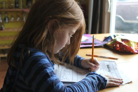 Eine Schülerin macht zuhause ihre Schulaufgaben