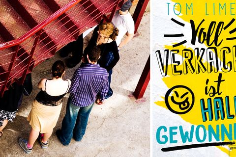 Jugendliche stehen unter einer Metalltreppe