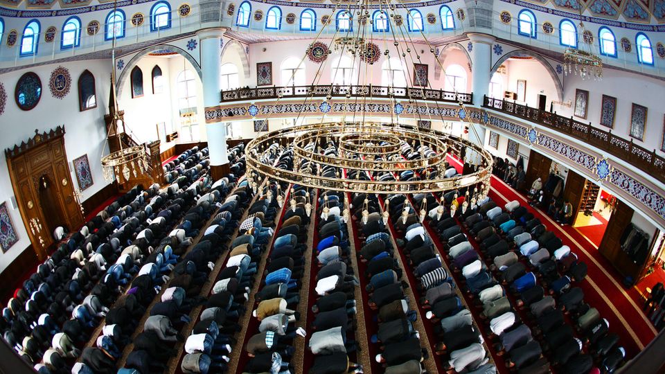 Blick in die Merkez-Moschee in Duisburg Blick in die Merkez-Moschee in Duisburg