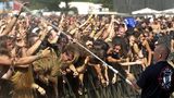 Besucher des "Wacken Open Air" werden mit Wasser erfrischt