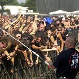 Besucher des "Wacken Open Air" werden mit Wasser erfrischt