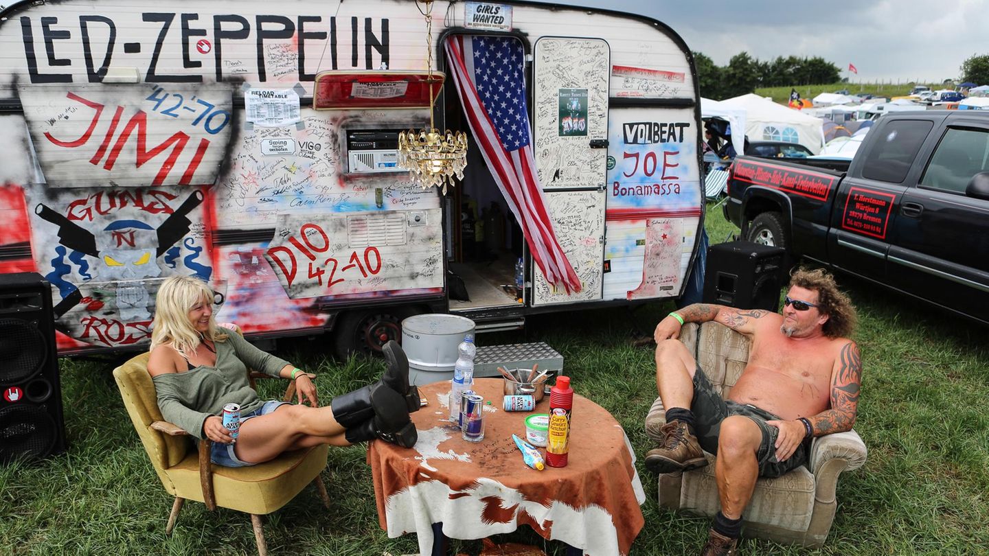 Gemütliches Beisammensein auf dem Campingplatz des Wacken Open Air