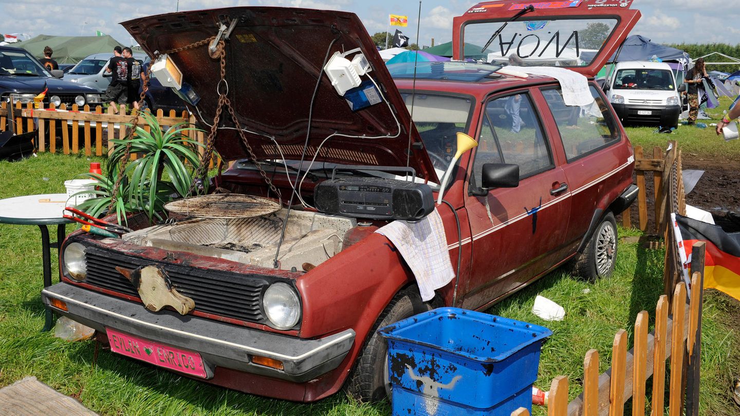 Grillen mal anders: ein umfunktioniertes Auto auf dem "Wacken Open Air" 2009