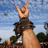 Ein Festivalbesucher streckt seine Hand in den Himmel