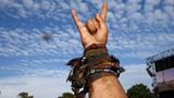 Ein Festivalbesucher streckt seine Hand in den Himmel