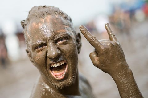 Ein mit Schlamm überzogener Festivalbesucher beim "Wacken Open Air" von 2017