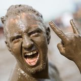 Ein mit Schlamm überzogener Festivalbesucher beim "Wacken Open Air" von 2017