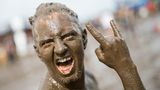 Ein mit Schlamm überzogener Festivalbesucher beim "Wacken Open Air" von 2017
