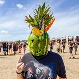 Festivalbesucher mit einem Wassermelonen-Helm