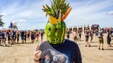 Festivalbesucher mit einem Wassermelonen-Helm
