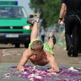 Ein Festivalbesucher auf einer Rutschbahn aus Sauerkraut und Rotkohl