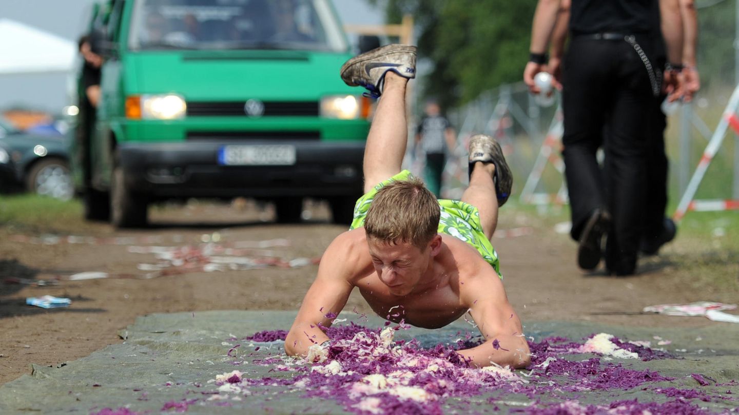 Ein Festivalbesucher auf einer Rutschbahn aus Sauerkraut und Rotkohl