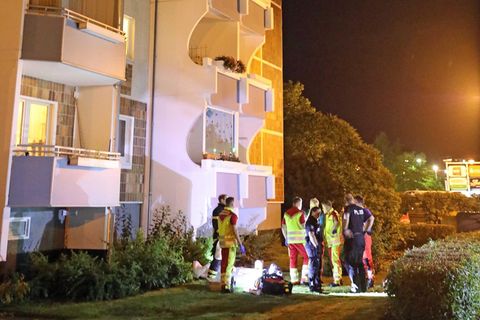 Ermittler am Tatort: In dieser Hochhaussiedlung im Rostocker Stadtteil Dierkow ereignete sich die Tragödie.